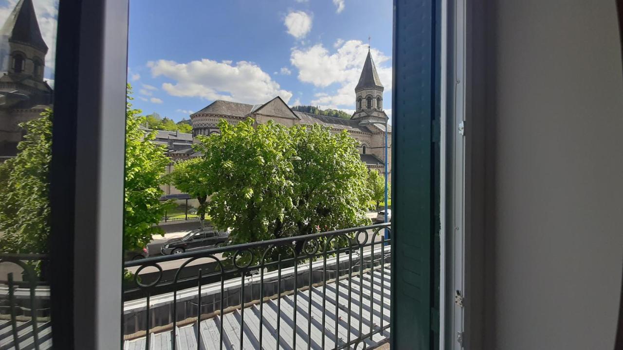 Отель Le Geneve Ла-Бурбуль Экстерьер фото